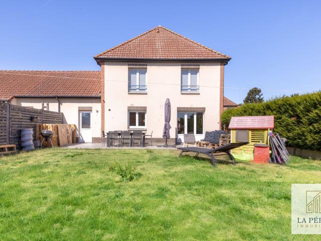 Maison entièrement rénovée 3 chambres, jardin, belle terrasse et garage