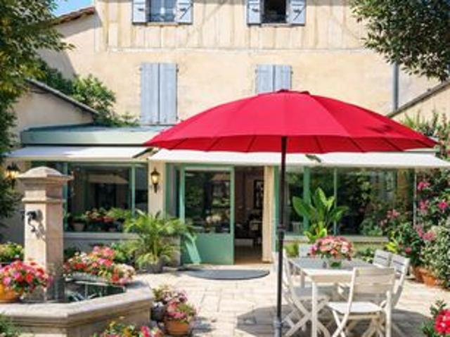 Maison entièrement rénovée, avec Ascenseur, grand patio et grange dans figeac lot plein centre ville