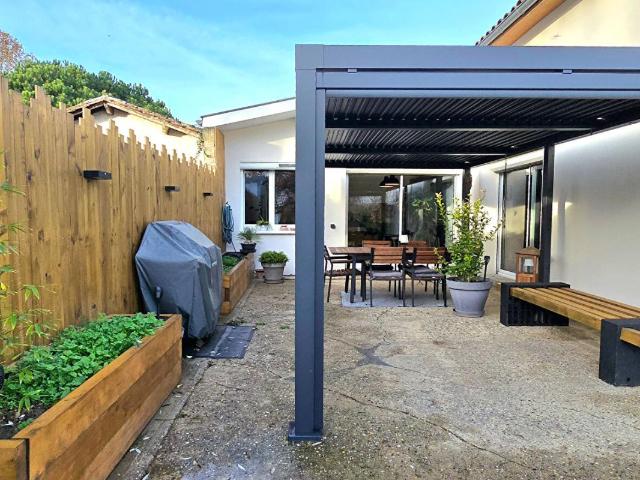 Maison entièrement rénovée avec double garage et piscine