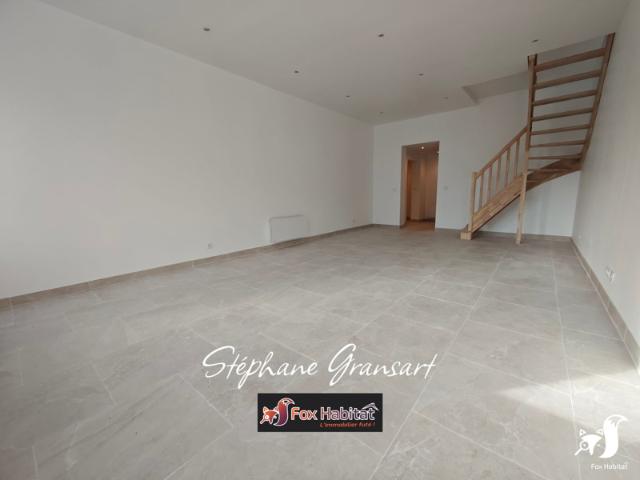 Maison entièrement rénovée avec garage et jardin
