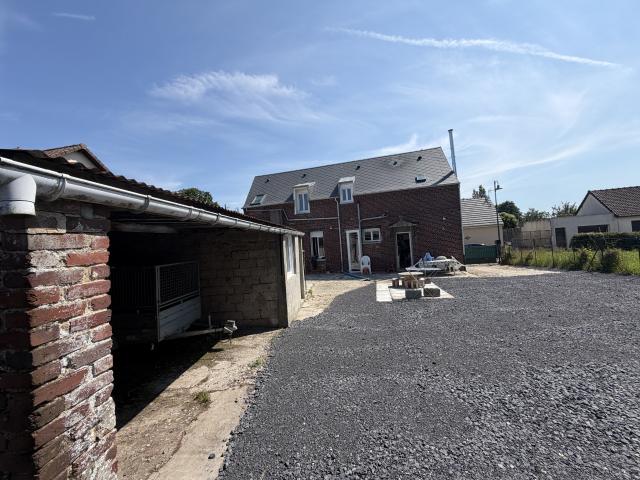 Maison entierement rénovée avec grands volumes et nombreuses dépendances sur terrain de 1 000 m2