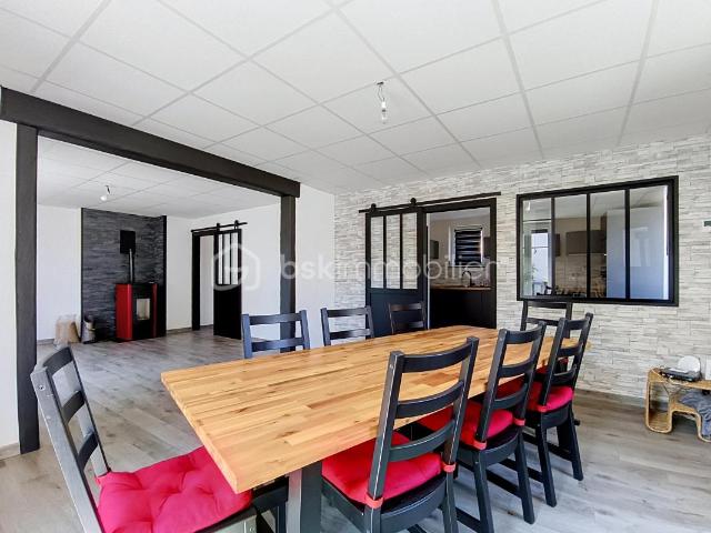Maison entièrement rénovée de 130 m² avec garage et potentiel d'aménagement