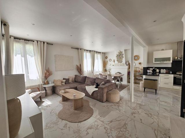 MAISON ENTIEREMENT RENOVEE * * MOINS DE 10MIN GARE RER C ET LIGNE H