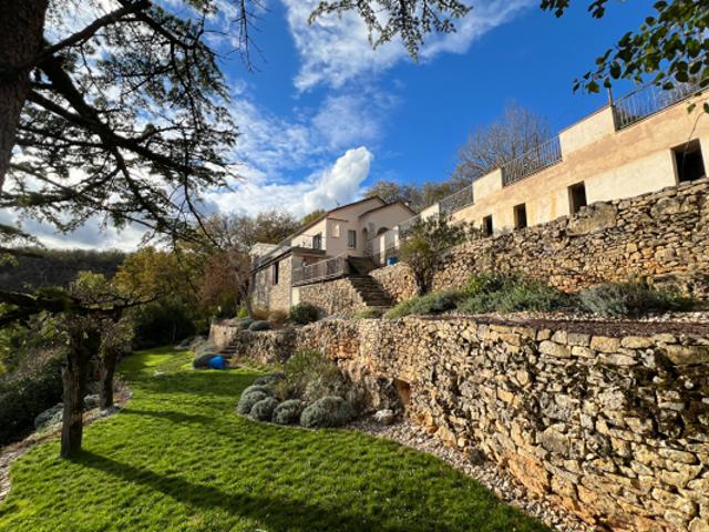 Maison entièrement restaurée avec vue exceptionnelle sur les hauteurs