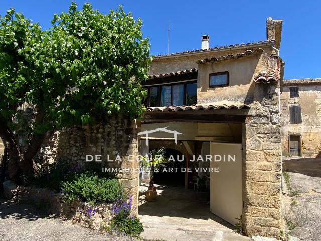 Maison en coeur de village entouré de garrigue