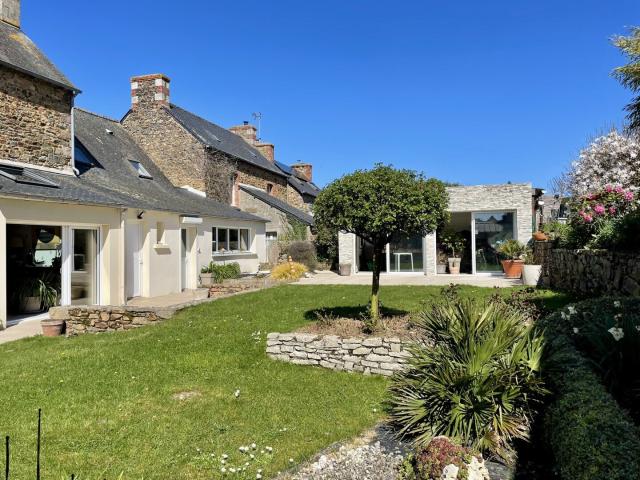 Maison en centre bourg avec terrasses, jardin et dépendances