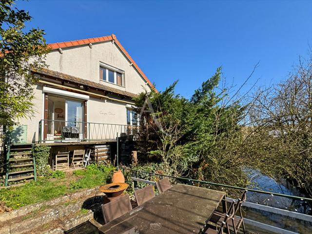 MAISON EN CENTRE VILLE AVEC SOUS SOL TOTAL ET RIVIERE DANS LE JARDIN
