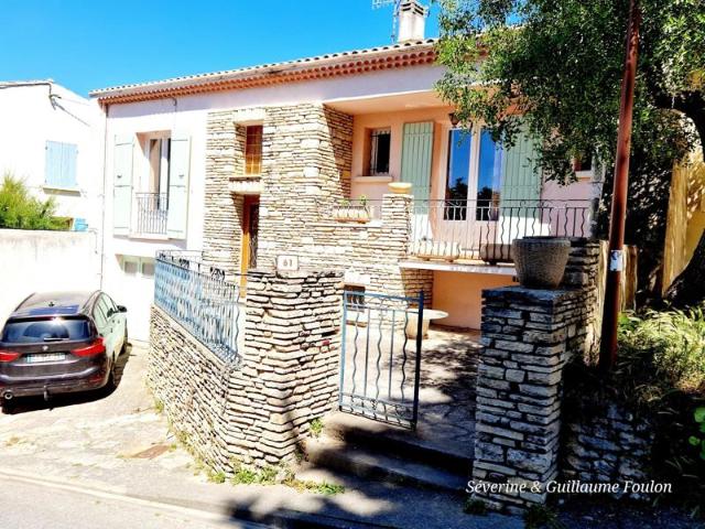 Maison en centre ville d'APT avec 2 chambres, garage, un sous sol total et une grande cour