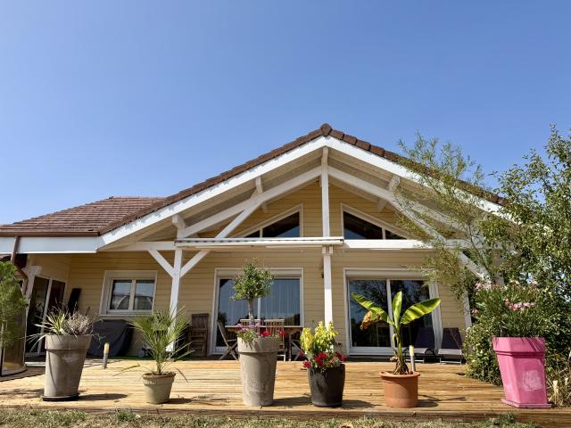 Maison en bois de 110 m2 avec vue dégagée, terrasse et jacuzzi sur un terrain de 1563m2