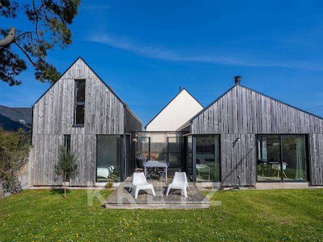Maison en bord de mer avec jardin