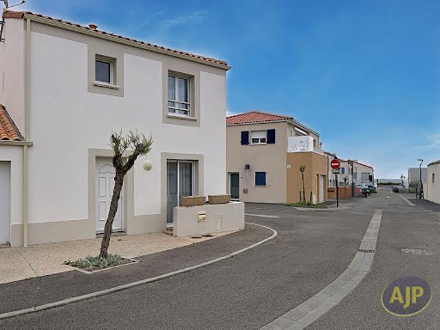 Maison en bord de mer avec jardin