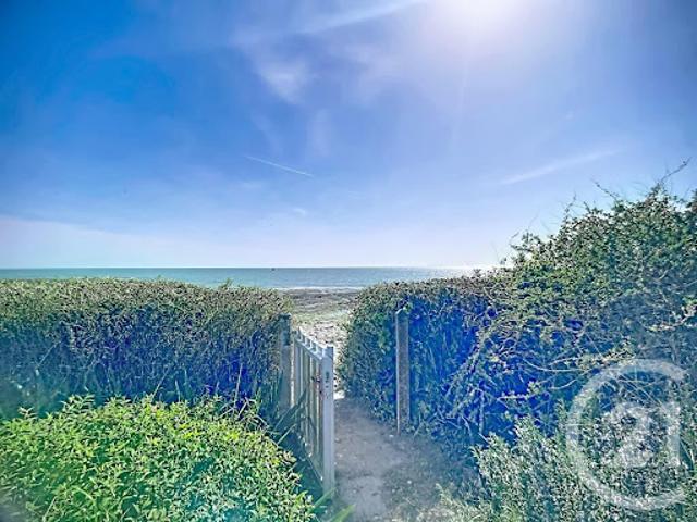 Maison en bord de mer avec jardin