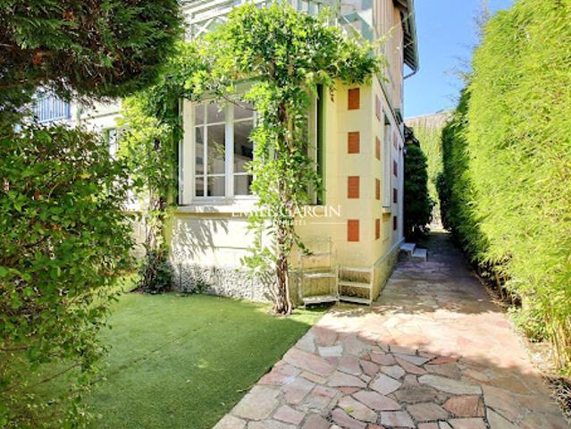 Maison en bord de mer avec jardin