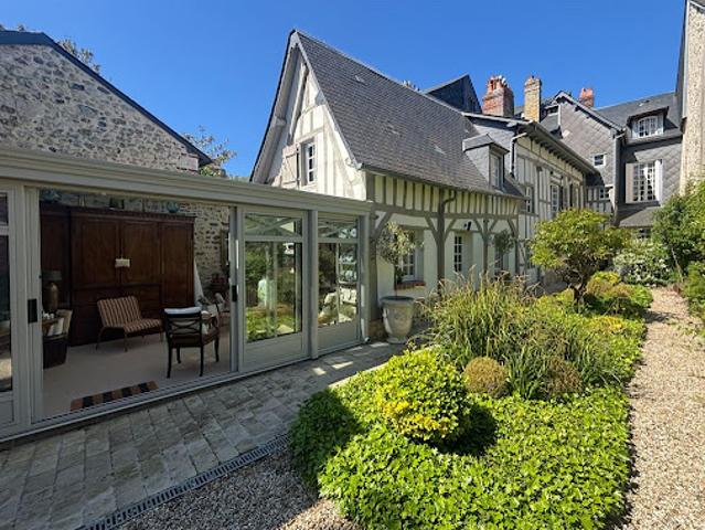 Maison en bord de mer avec jardin