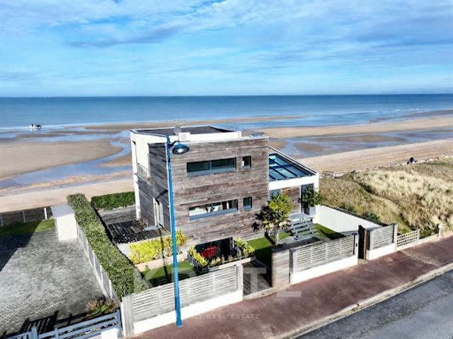 Maison en bord de mer avec jardin