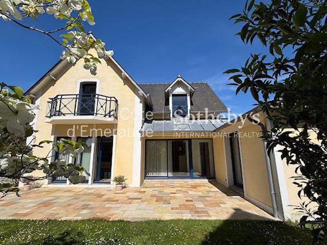 Maison en bord de mer avec jardin