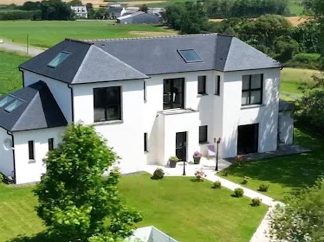 Maison en bord de mer avec jardin