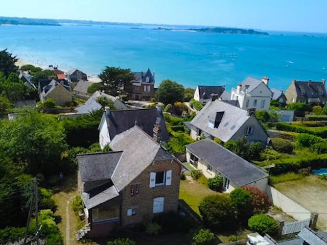 Maison en bord de mer avec jardin