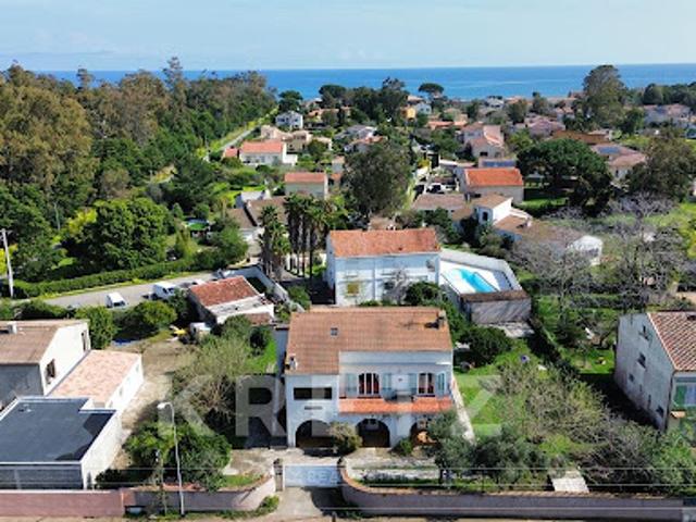Maison en bord de mer avec jardin