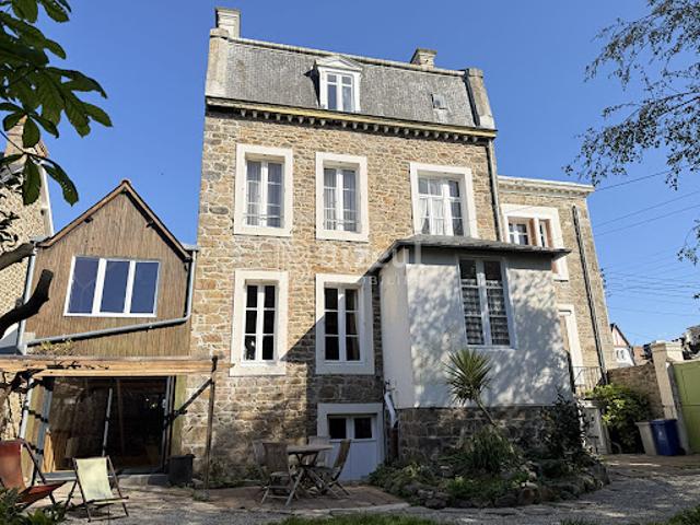 Maison en bord de mer avec jardin