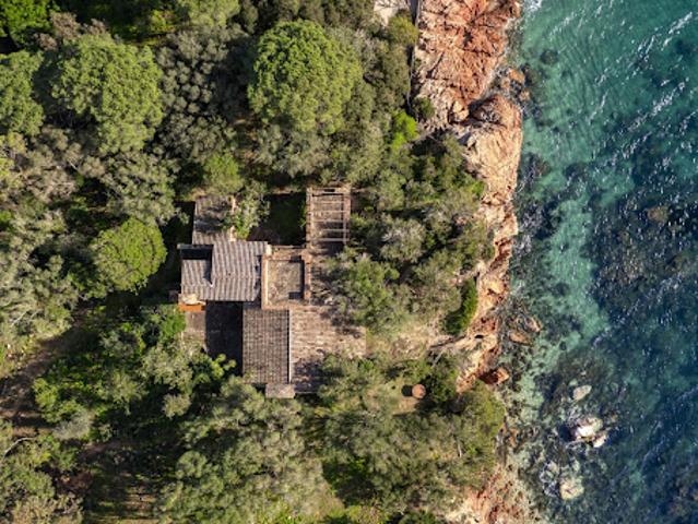Maison en bord de mer avec jardin