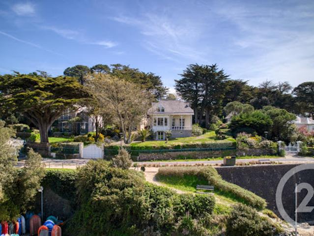 Maison en bord de mer avec jardin