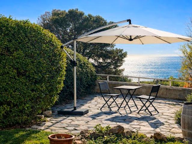 Maison en bord de mer avec jardin