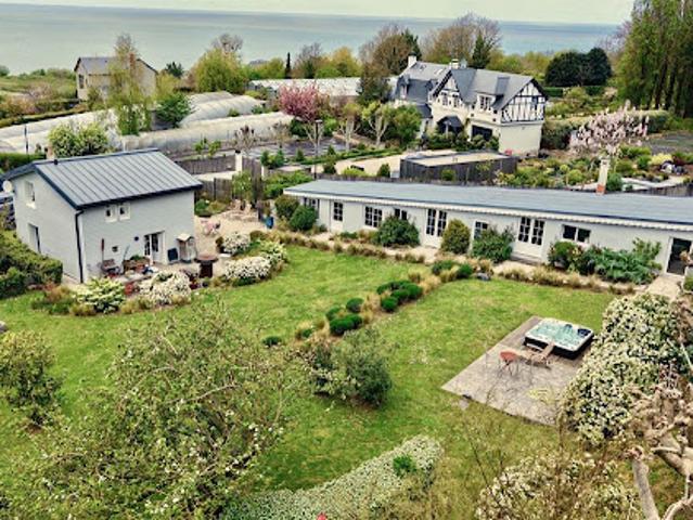 Maison en bord de mer avec jardin