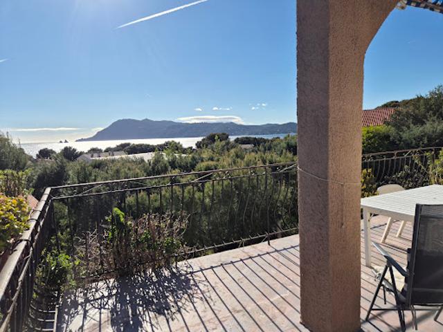 Maison en bord de mer avec jardin