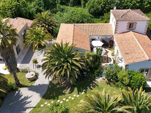 Maison en bord de mer avec jardin