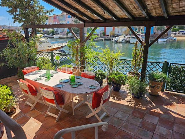 Maison en bord de mer avec jardin