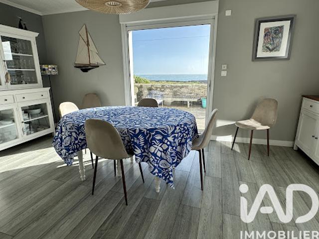 Maison contemporaine en bord de mer avec jardin