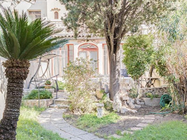 Maison en bord de mer avec jardin
