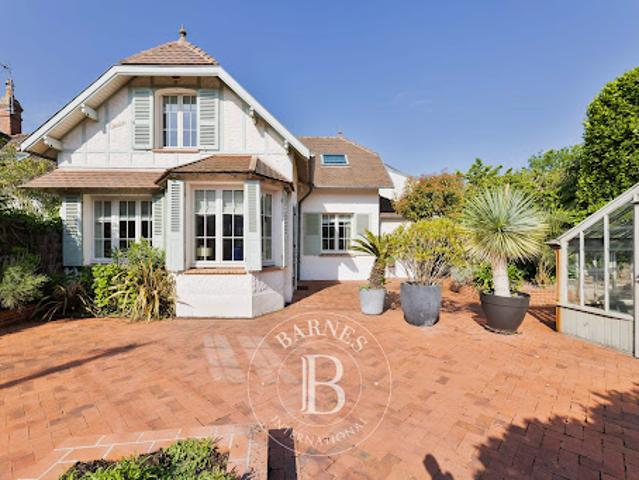 Maison en bord de mer avec jardin