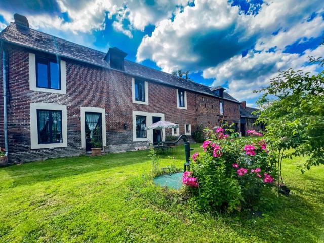 Maison en brique et colombages très bien rénovée
