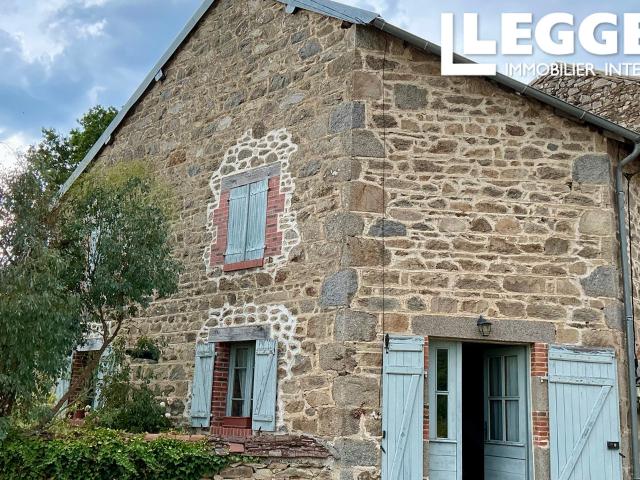 Maison en granit, située dans un tout petit village, avec jardin attenant et garage/grange