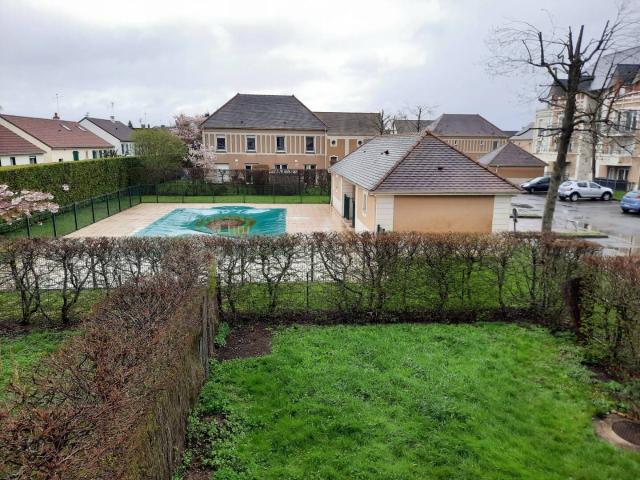 Maison en lotissement avec piscine