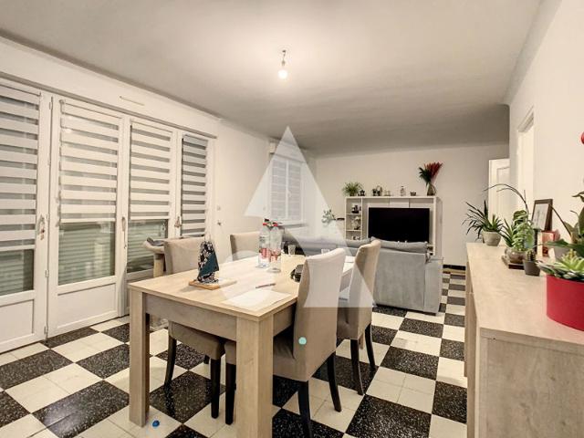 Maison en semi plain pied 3 chambres et bureau sous sol, terrasse et jardin