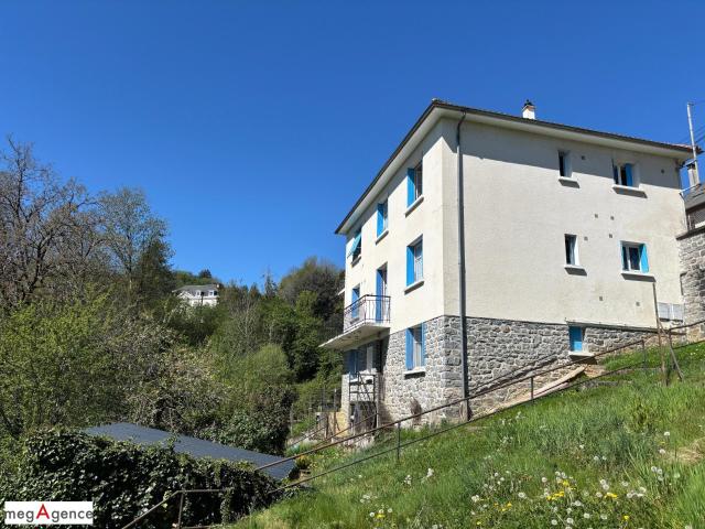 Maison en position dominante comprenant 3 logements indépendants avec garage et jardin