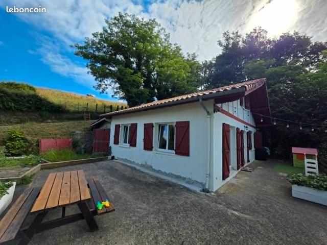 Maison en position dominante et vue montagnes