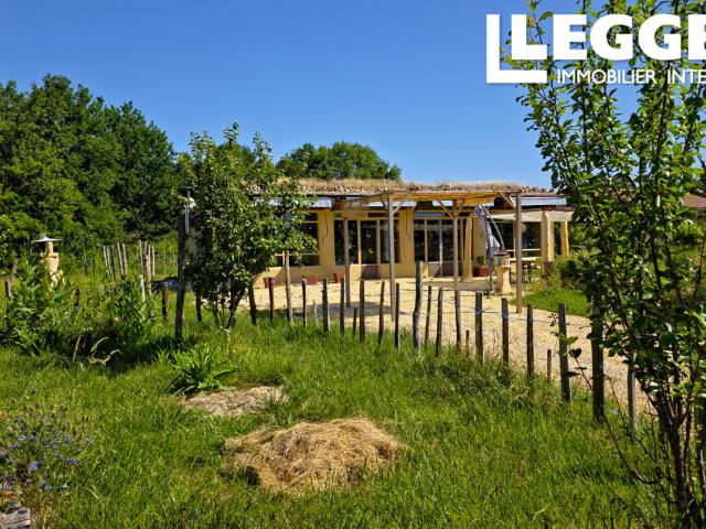 Maison en paille écologique de plain pied dans son écrin de verdure. Plazac