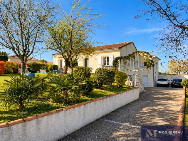 Maison En Parfait Etat Proche Services 140m² Barbezieux Saint Hilaire