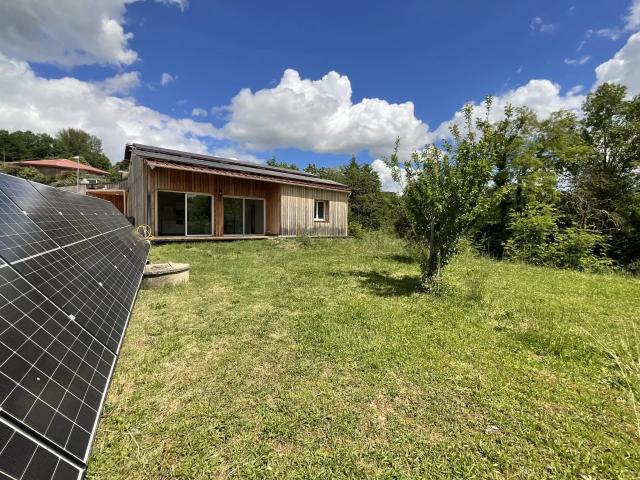 Maison en partie autonome, avec garage et jardin