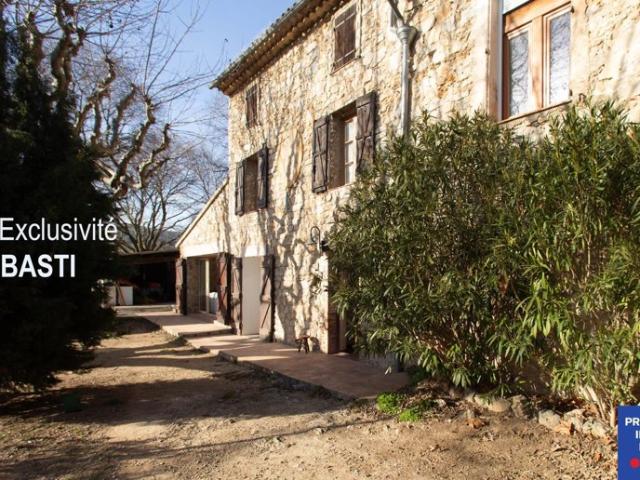 Maison en pierre mitoyenne avec 2 100 m2 de terrain