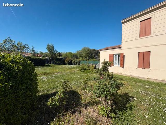 MAISON EN PIERRE MITOYENNE DE 50M² AVEC JARDIN DE 300m² 139 000e