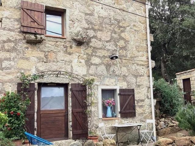 Maison en pierre atypique à Bilia