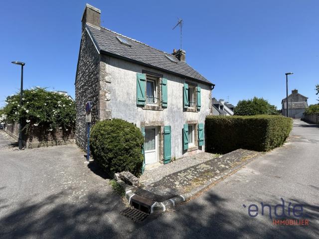 Maison en pierre au cœur du bourg de Saint Évarzec – beau potentiel