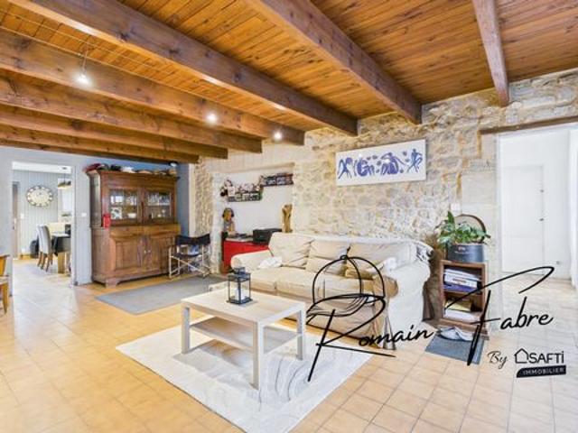 Maison en pierre avec 3 chambres, double garage et piscine semi enterrée