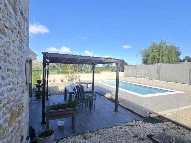 Maison en pierre avec 100m2 de dépendances