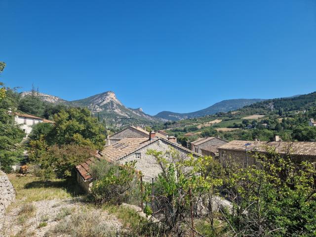 Maison en pierre avec 11000m2 de terrain, source